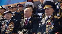 На параде рядом с Хуйлом сидели не ветераны войны, а члены банд НКВД и КГБ